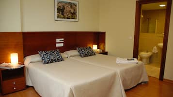 Escritorio, cortinas opacas, wifi gratis y ropa de cama