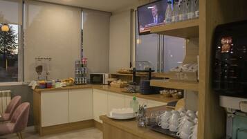 Se ofrece un desayuno bufé (7.5 EUR por persona)