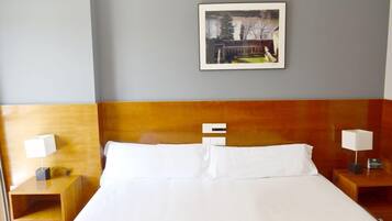 Habitación doble Premium | Escritorio, cortinas blackout, wifi gratis y ropa de cama