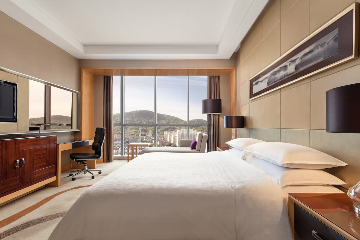 Cubrecamas, minibar y caja de seguridad en la habitación