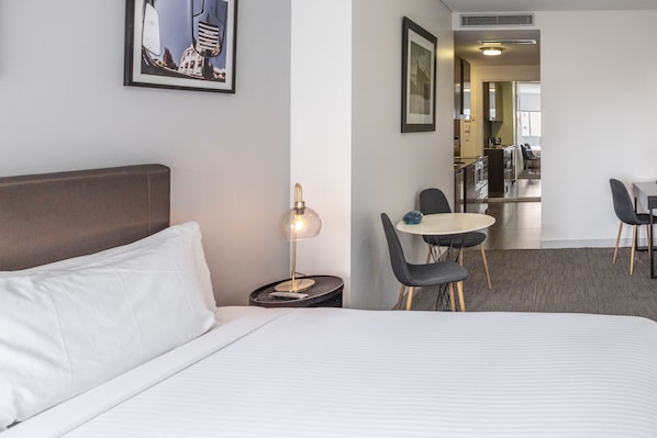 Suite estudio, 1 cama King size, balcón | Área de sala de estar | Televisión LED