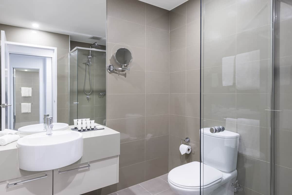 Dusche, kostenlose Toilettenartikel, Haartrockner, Handtücher