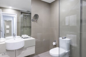 Een douche, gratis toiletartikelen, een haardroger, handdoeken
