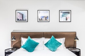 In-room safe, desk, laptop workspace, blackout curtains - Holiday Inn & Suites Sydney Bondi Junction by IHG (Bondi Junction)