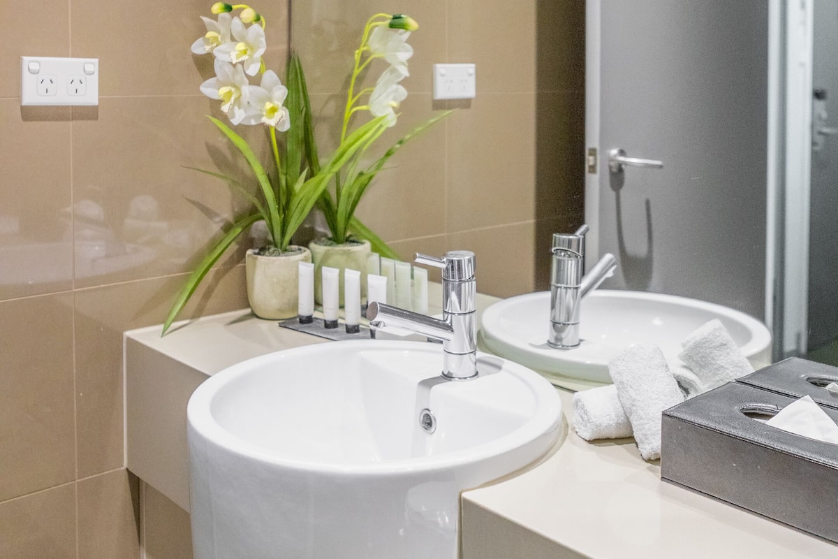 Dusche, kostenlose Toilettenartikel, Haartrockner, Handtücher