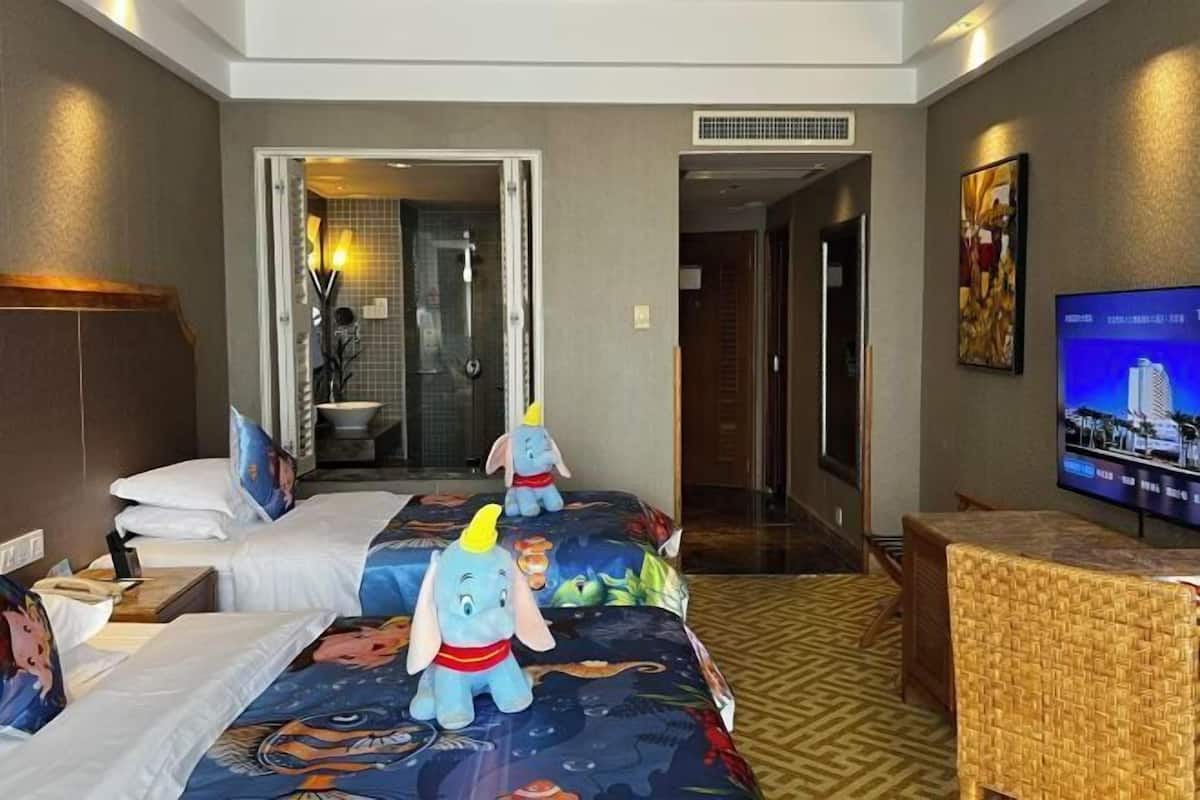 Minibar, desk, free WiFi, bed sheets