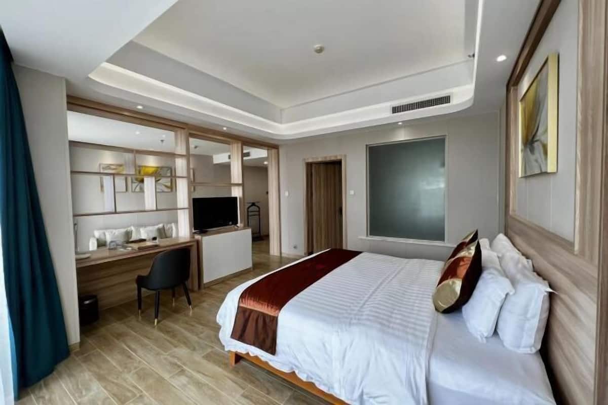 Minibar, desk, free WiFi, bed sheets