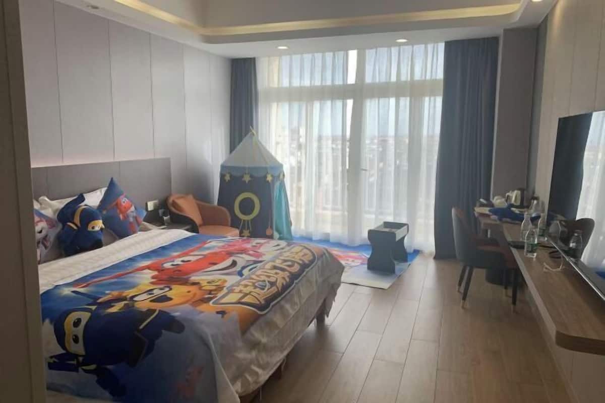 Minibar, desk, free WiFi, bed sheets