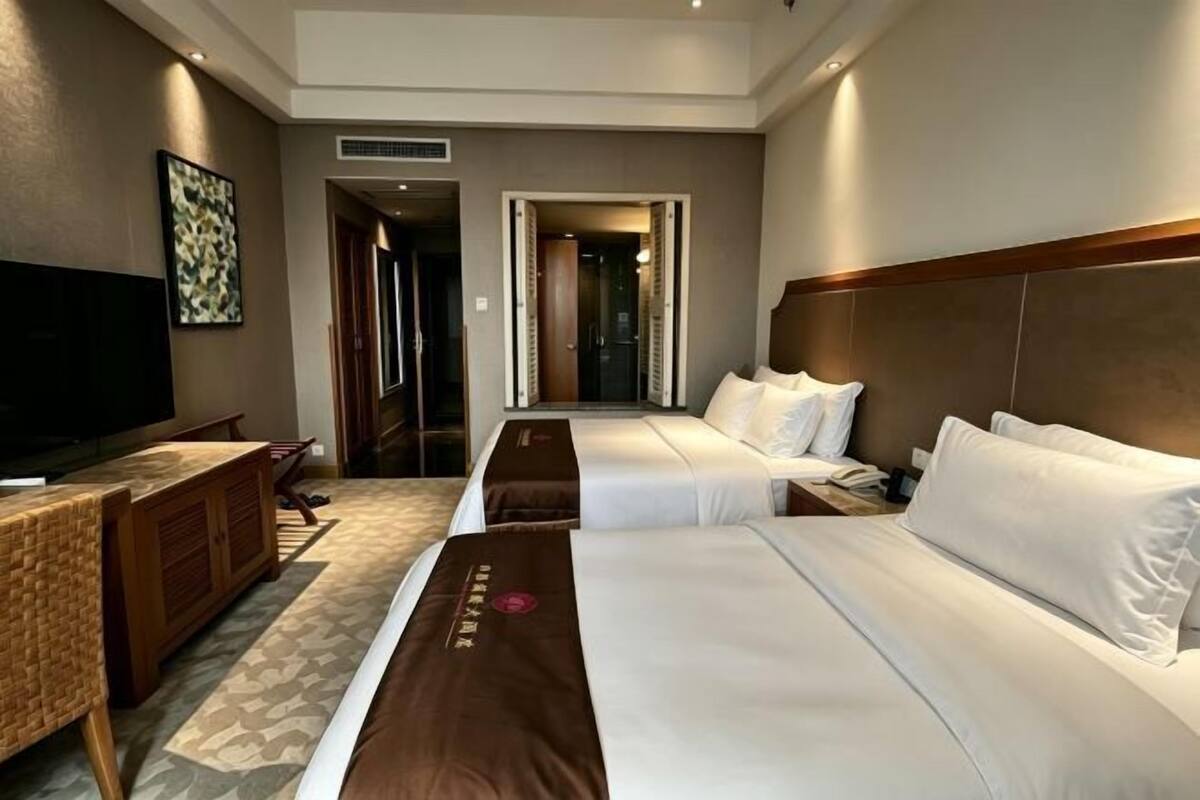 Minibar, desk, WiFi (free), bed sheets
