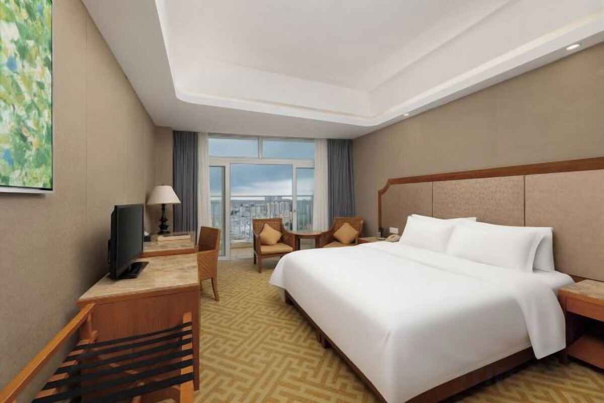 Minibar, desk, WiFi (free), bed sheets