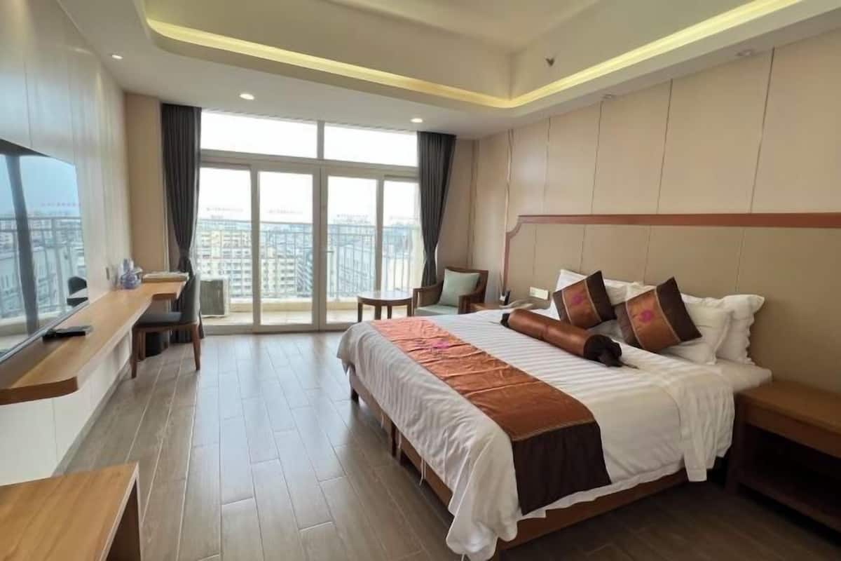 Minibar, desk, free WiFi, bed sheets