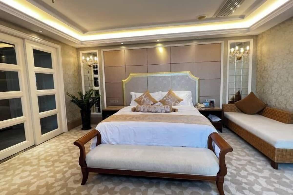 Minibar, desk, WiFi (free), bed sheets