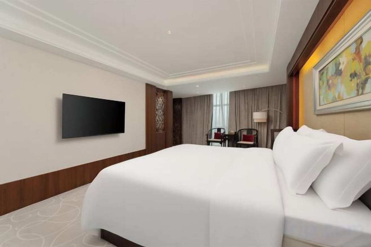 Minibar, desk, WiFi (free), bed sheets