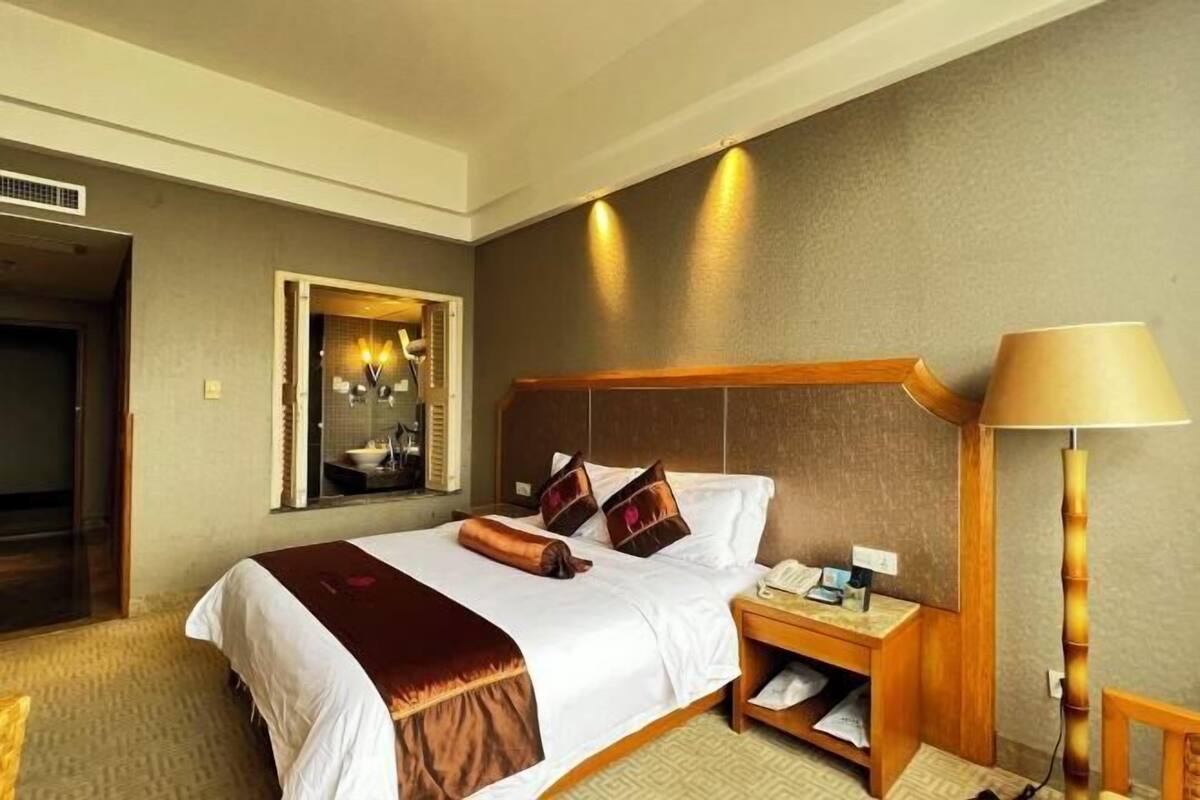 Minibar, desk, WiFi (free), bed sheets