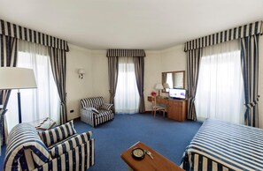 In-room safe, desk, soundproofing, bed sheets - Hotel de Paris (Terni)