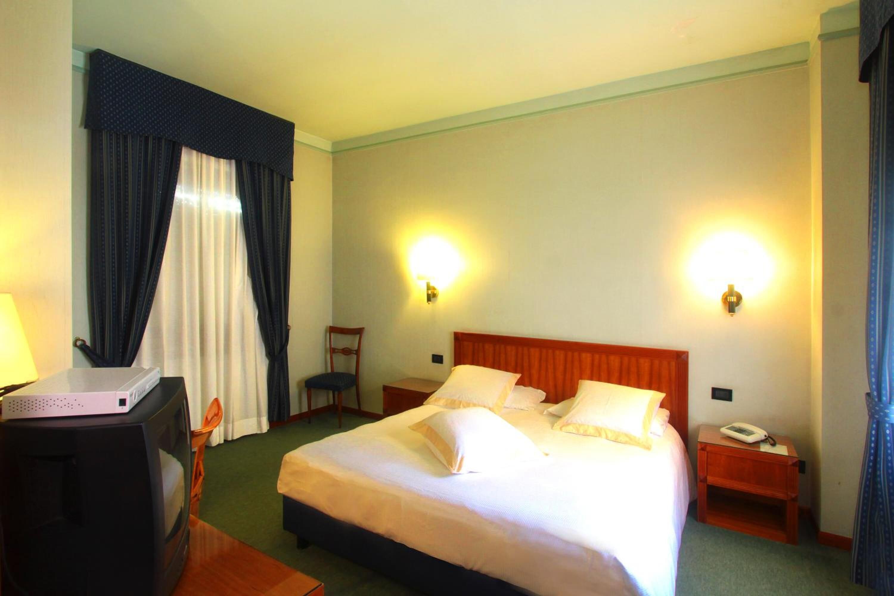 Una cassaforte in camera, una scrivania, insonorizzazione, lenzuola