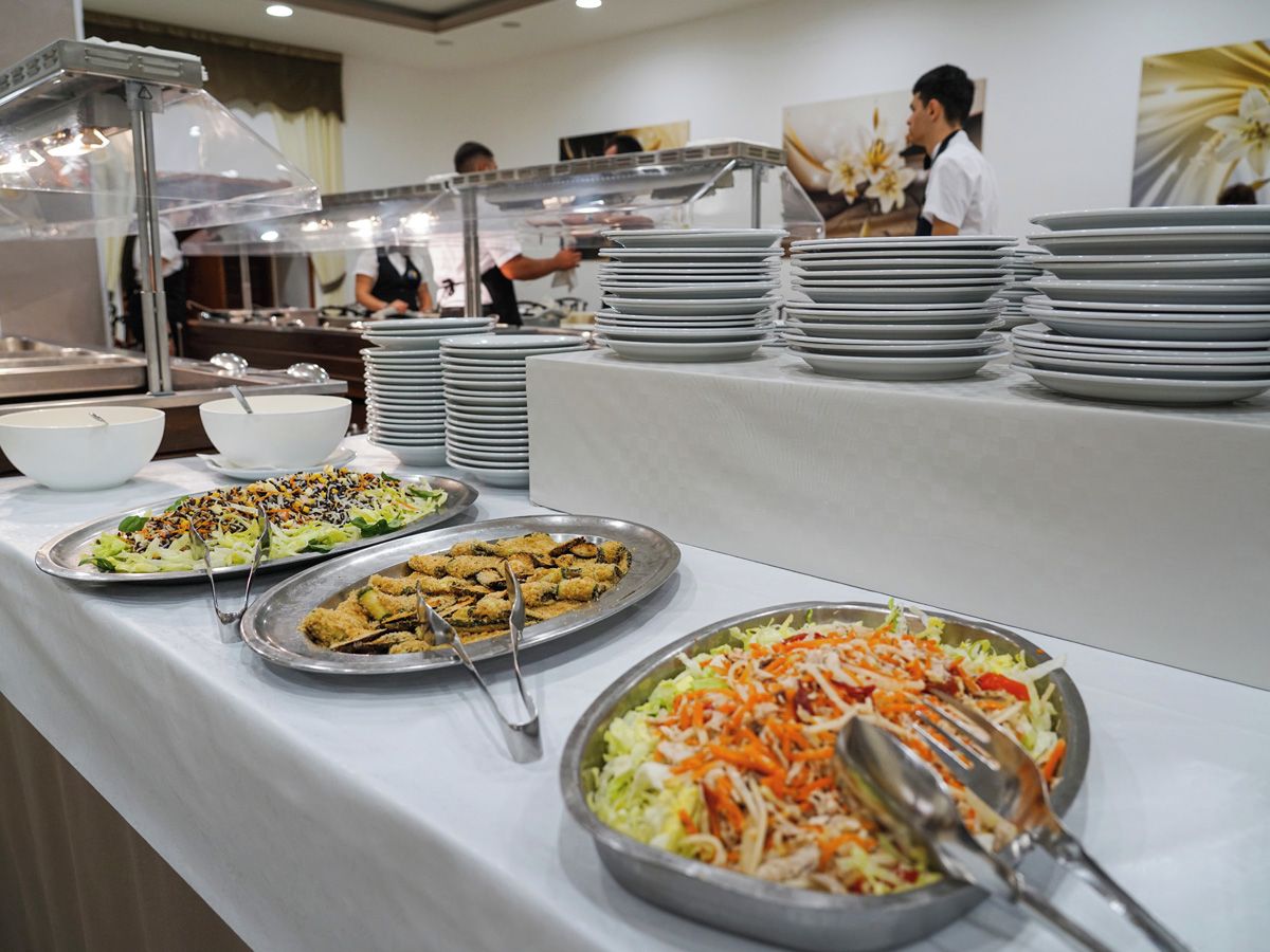 Un'attrezzatura per buffet con diversi piatti e stoviglie.