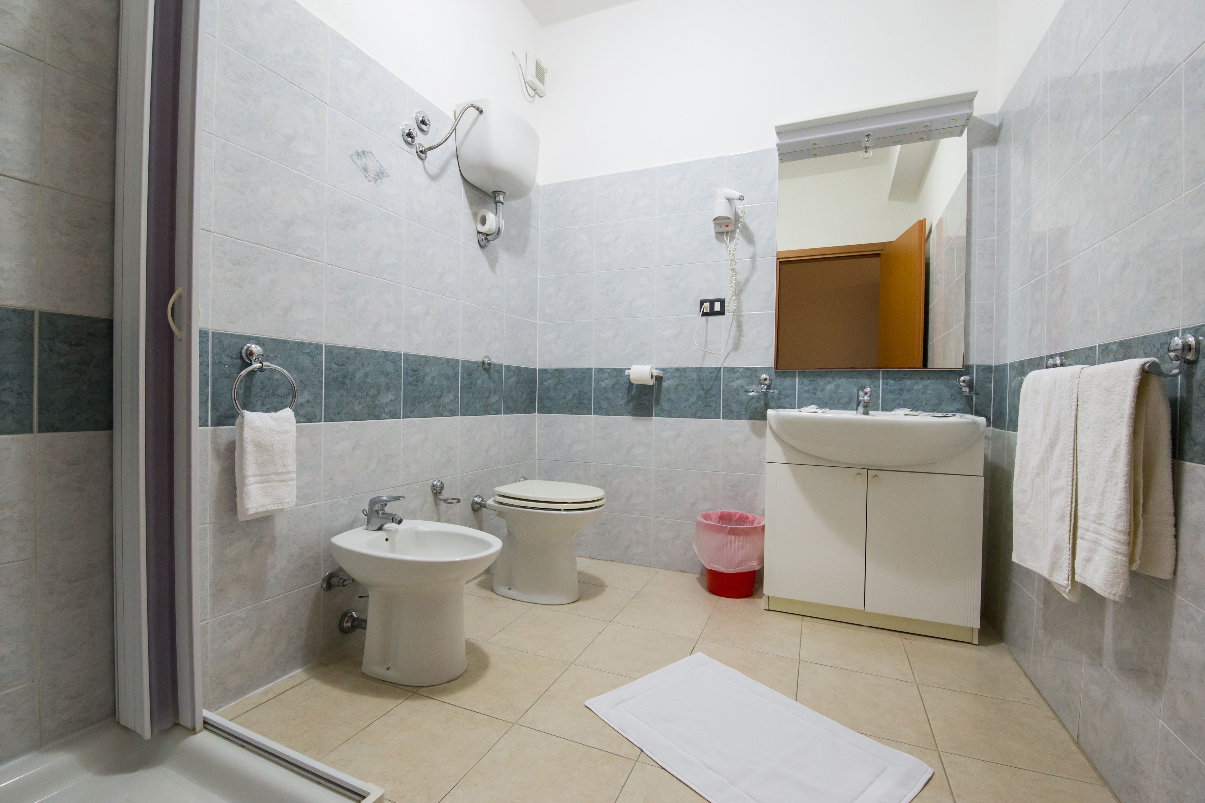 combined shower/bathtub, deep-soaking bathtub, free toiletries