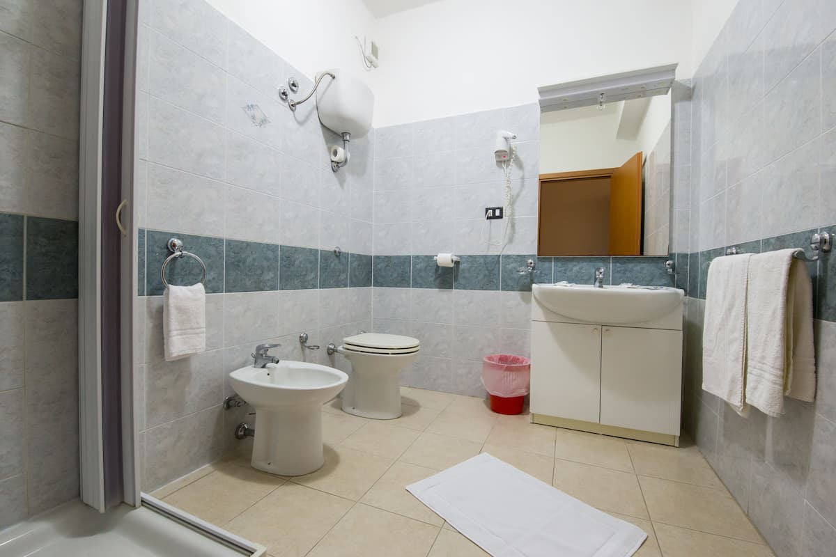 combined shower/bathtub, deep-soaking bathtub, free toiletries