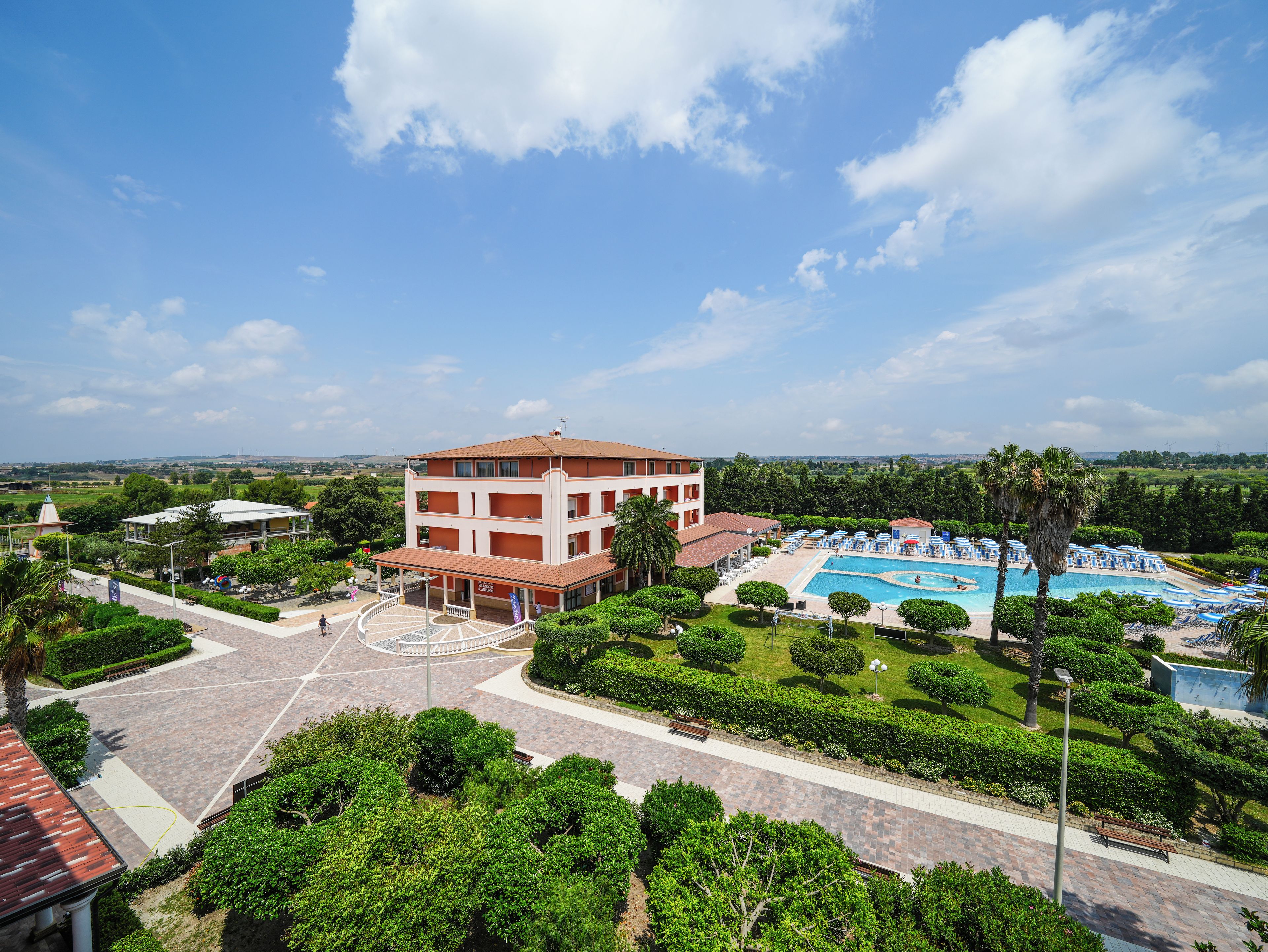 Un hôtel doté d’une piscine, d’un jardin aménagé et offrant une vue sur la campagne.