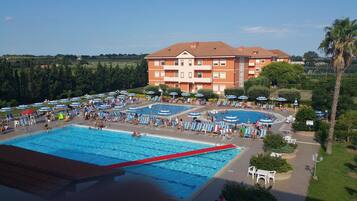 3 piscines extérieures, parasols de plage