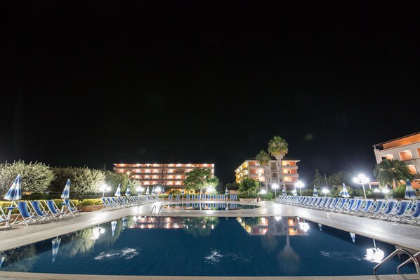 3 outdoor pools, pool umbrellas