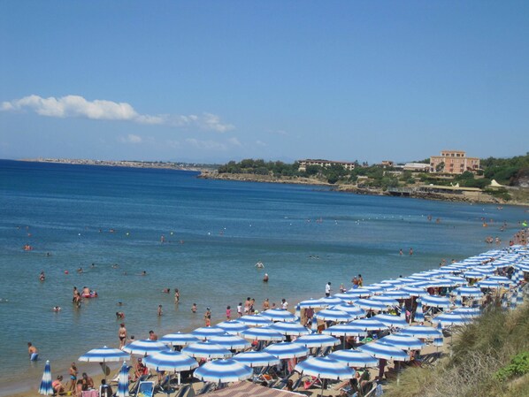 Plage, sable blanc, navette gratuite vers la plage, parasols