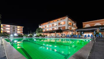 3 piscines extérieures, parasols de plage