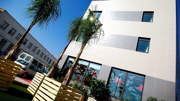 A Travelodge Hotel with a modern facade, large windows, and a visible sign. - Travelodge Valencia Aeropuerto (Manises)