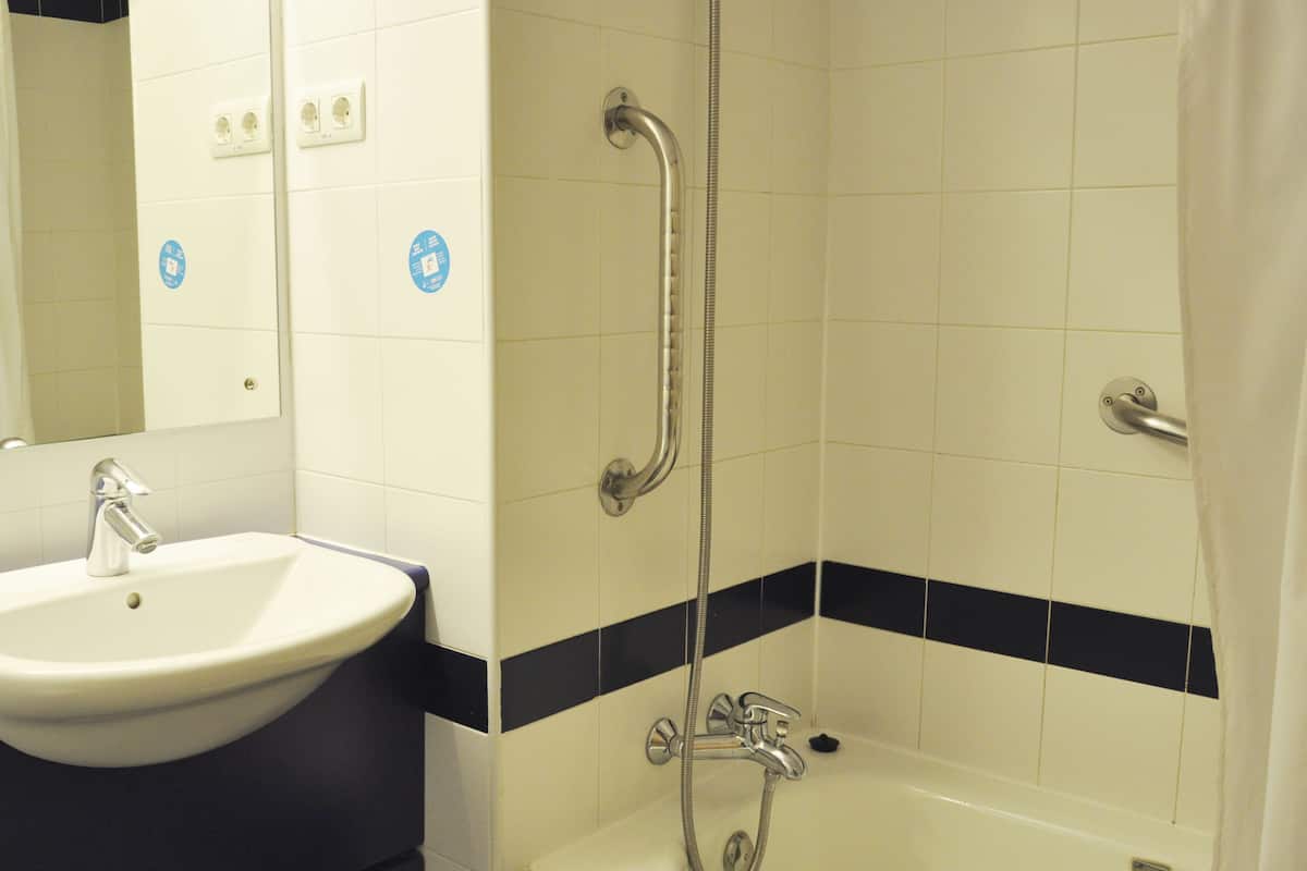 triple room (single use) | bathroom | eco-friendly toiletries, hair dryer, towels