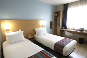 Twin Room (single use) | Desk, blackout curtains, soundproofing, iron/ironing board - Travelodge Valencia Aeropuerto (Manises)