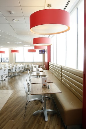 Bar (trong khuôn viên)