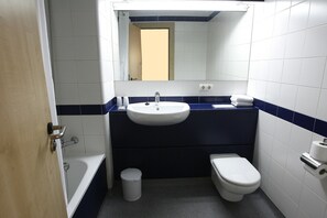 Eco-friendly toiletries, hair dryer, towels, soap - Travelodge Valencia Aeropuerto (Manises)