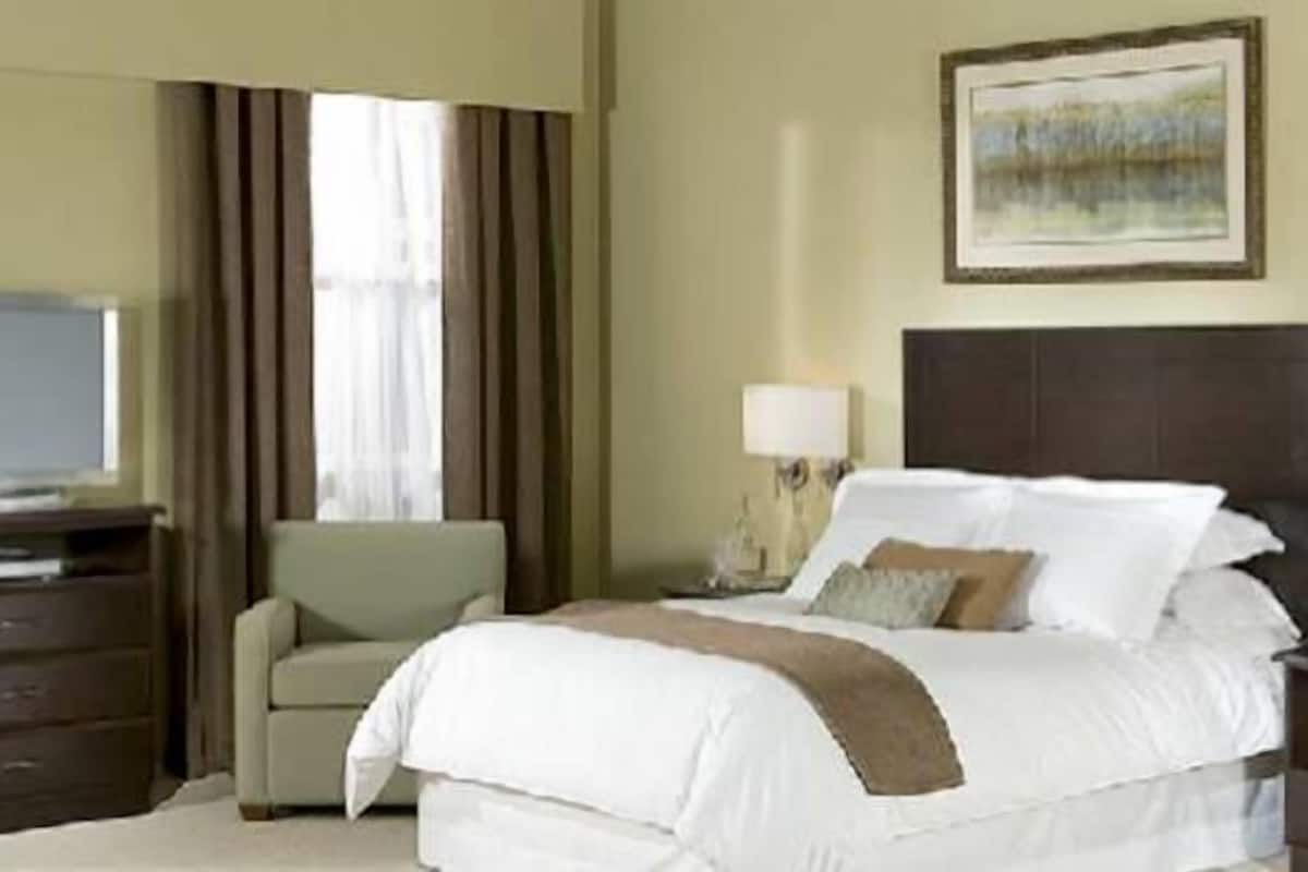 Standard Room, 1 King Bed | Desk, iron/ironing board, free WiFi