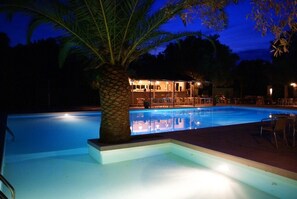 Outdoor pool, pool umbrellas - Thalero Holidays Center (Lefkada)