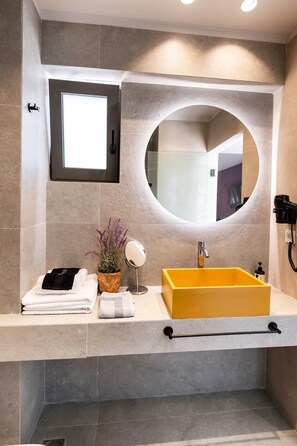 A modern bathroom with a large mirror, a yellow sink, and a potted plant. - Thalero Holidays Center (Lefkada)