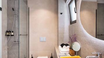 Superior Room | Bathroom | Shower, towels