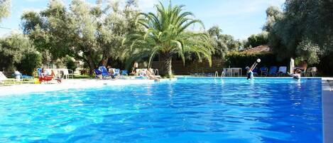 Kolam renang outdoor, dengan payung kolam renang