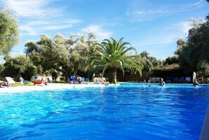 Outdoor pool, pool umbrellas - Thalero Holidays Center (Lefkada)