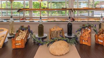 Frühstück, Mittagessen, Abendessen, Blick auf den Pool