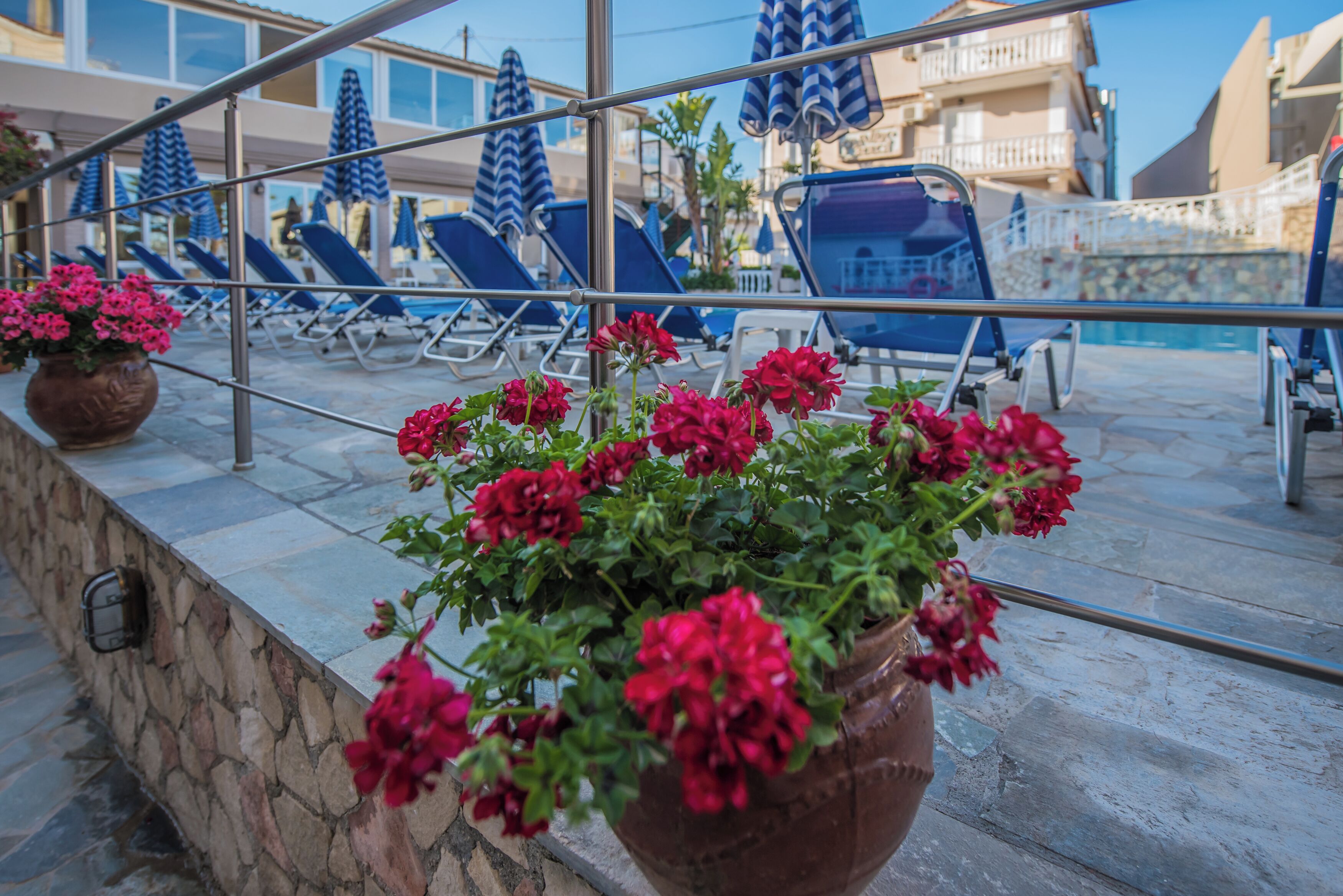 Außenpool (je nach Saison geöffnet), Sonnenschirme, Liegestühle