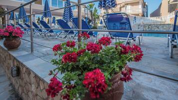 Außenpool (je nach Saison geöffnet), Sonnenschirme, Liegestühle