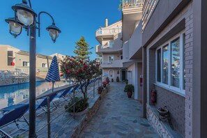 حمّام سباحة خارجي موسمي، مظلات على حمّام السباحة، مقاعد للتشمس