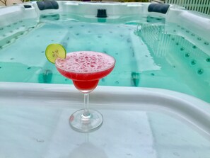 Un jacuzzi con vista despejada al agua y chorros.