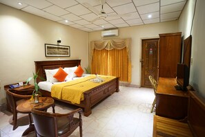 Deluxe Double Room | In-room safe, individually decorated, individually furnished, desk - Royal Hotel (Battambang)