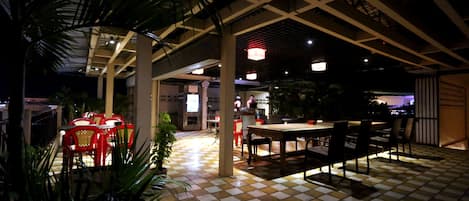 Breakfast, lunch, dinner served; international cuisine, garden views