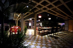 Breakfast, lunch and dinner served - Royal Hotel (Battambang)