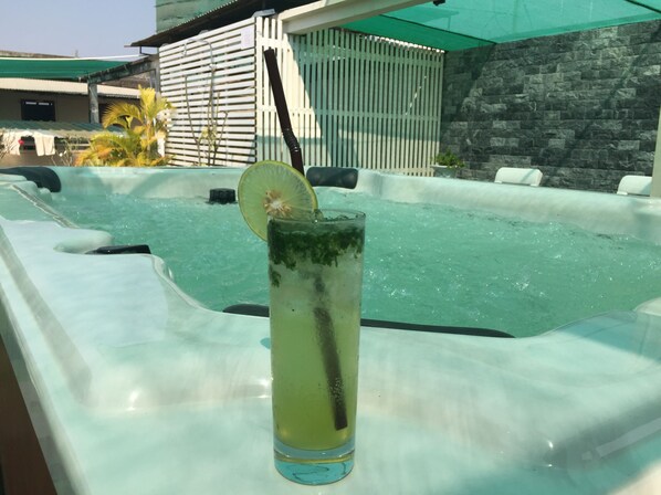 Poolside bar - Royal Hotel (Battambang)