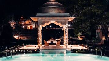6 outdoor pools, pool umbrellas, pool loungers
