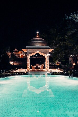 Szabadtéri medence, napernyők és napozóágyak